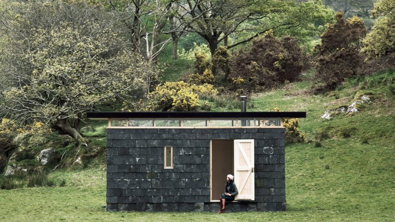 slate-cabin-trias-architecture-residential-cabins-wales_dezeen_hero-1-852×479