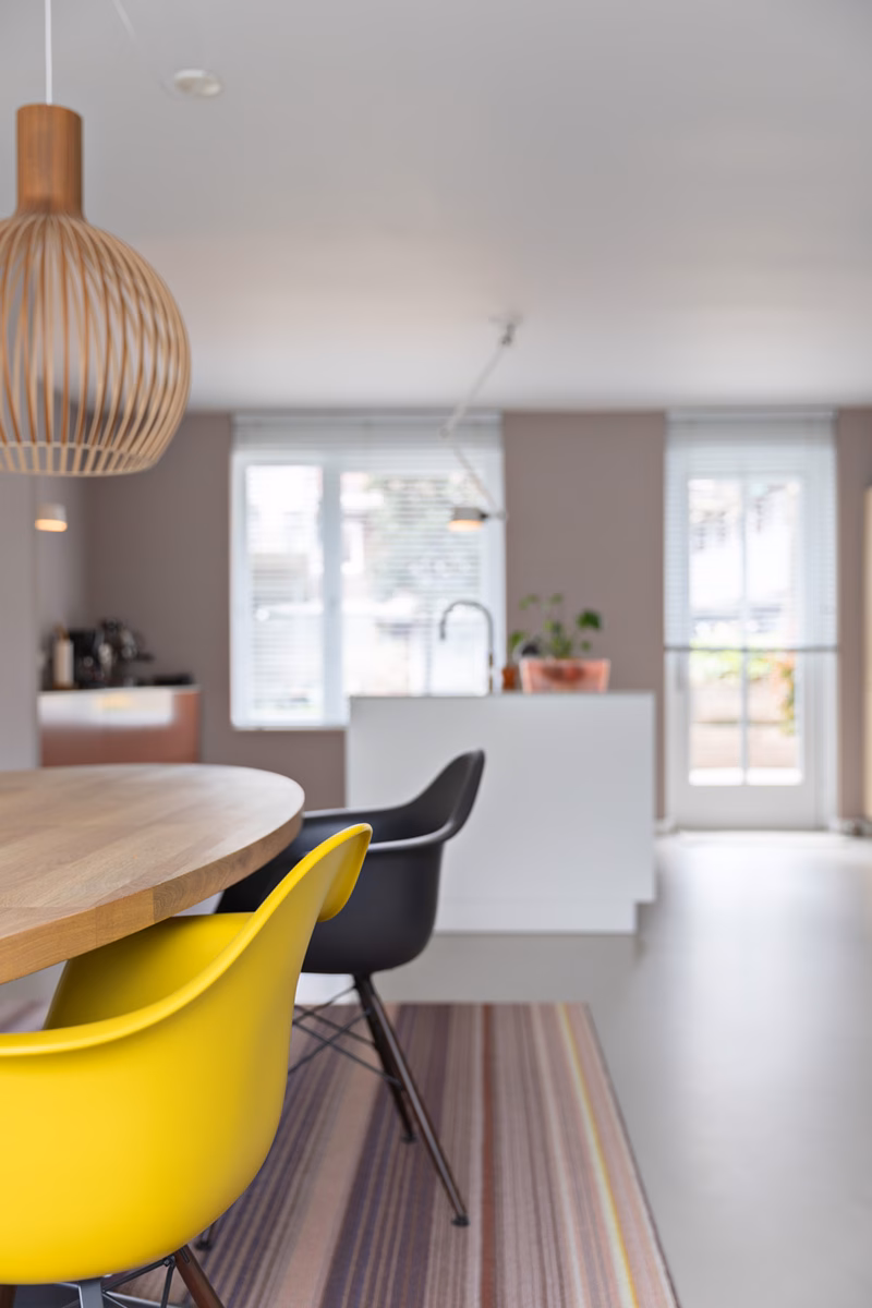 kleurrijk interieur eettafel